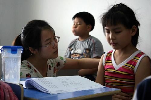 孙艳在给小朋友做呼吸训练 孙艳在给小朋友做呼吸训练