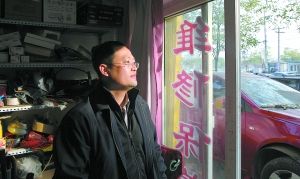 开业一个多月的汽修店经营状况不如预想的好,但冯永生并不灰心。十平方米的汽修店虽然很小,却承载着一个博士的创业梦。