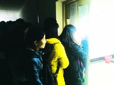 武科大1200名学生凌晨3点起床排队抢座位