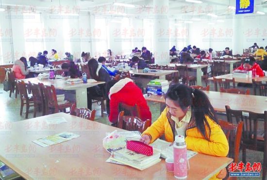 3月3日中午，虽然是饭点，但不少学生仍在自习室复习