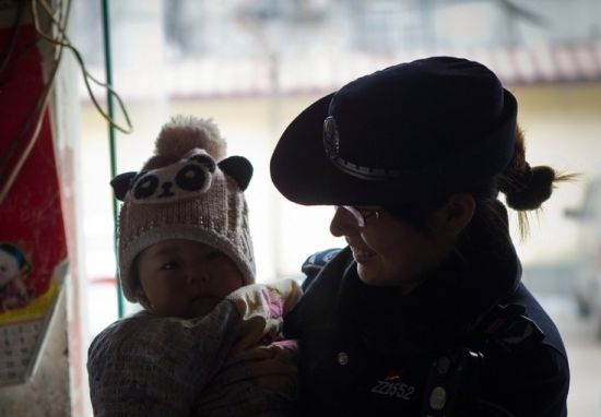 于娟说,城管的实际工作和人们心中的印象其实是相差很远的,人们固有印象里的罚款和强制执行几乎只占到日常工作的一成。她们要做的除了沟通协调,还要协助商贩退出非法占道,这样的体力活可以说是家常便饭。