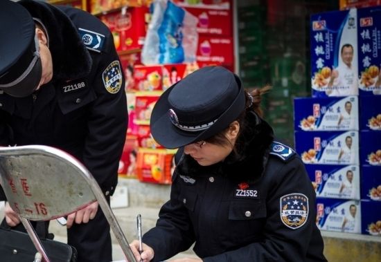 城管办公可谓是随时随地,任何一个商铺都可能是他们的办公室,任何一个板凳都会是办公桌。