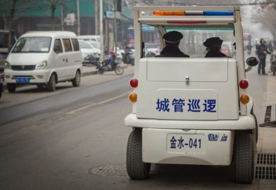 上午,接到市民投诉,于娟和同事开着城管电瓶车出了门。