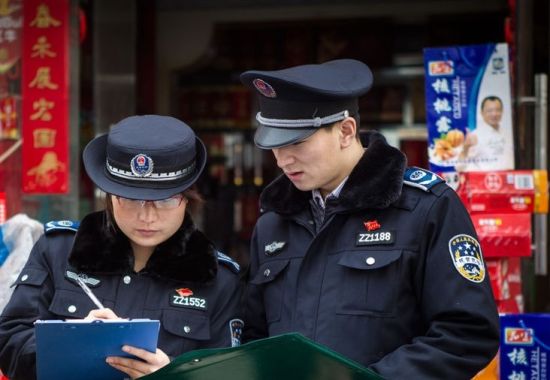城管的执法环节相对复杂一些,除了记录登记还要同时有两个队员互相监督和确认。