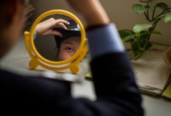 上学时,于娟几乎不知道城管是干什么的。那时候网络上时不时报出城管的斑斑劣迹——暴力执法、冷漠无情。人们经常高呼:“城管就不能给小商小贩一条生路呀?!”如果穿上这身城管制服,她感觉自己仿佛站在百姓的对立面了。如今,她真的穿上了这身制服。
