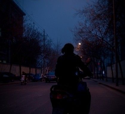 城管的工作没有固定的下班时间,于娟总会像今天一样在傍晚时分回家。于娟做城管已经一年半多的时间了,她说,“每天和小商小贩打交道,听到这样那样的诉苦和哀求,有时候也会心疼。我们是一线执法队员,直面社会最真实的矛盾、饱受非议,但无论怎样,勇敢面对,冷静处理。”