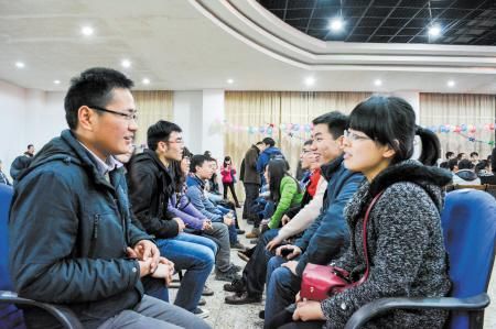 校长张尧学开通相亲网后，200余名研究生现场就参加起“心有灵犀”的交友活动来。肖晏如 摄
