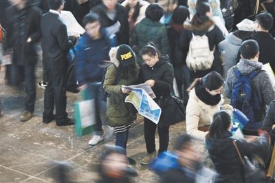2013年12月13日,国展,求职者在看招聘信息。 2013年12月13日,国展,求职者在看招聘信息。