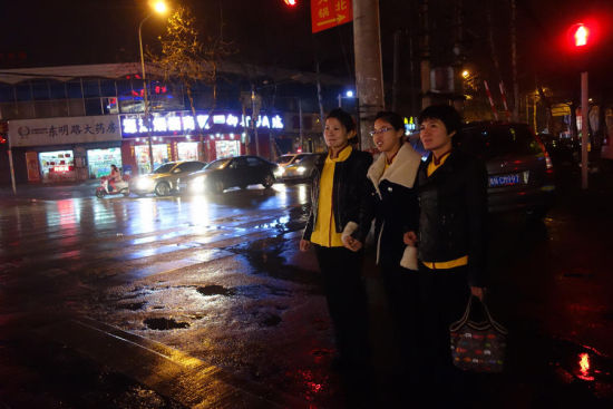下晚班回宿舍的路上。谈正言摄影 杨慧俊配文