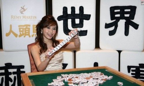 图为台北麻将天后余筱萍,她是第一届世界麻将大赛的季军。