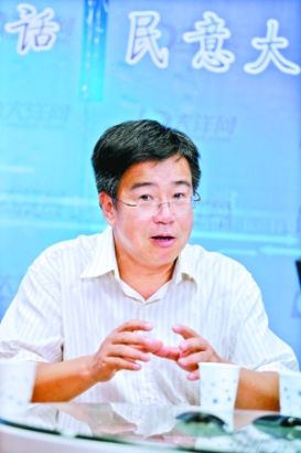 “名医被出诊”的虚假做法之所以能有市场,除了医疗机构的趋利目的和处罚力度太轻,跟患者盲目迷信名医也不无关系。 ——廖新波