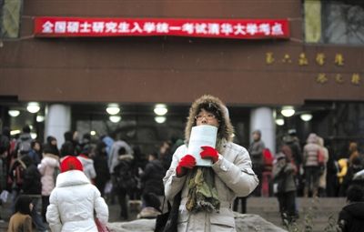 2012年1月7日，清华大学考点，半岛在线注册学生准备进入考场。 新京报记者 浦峰 摄