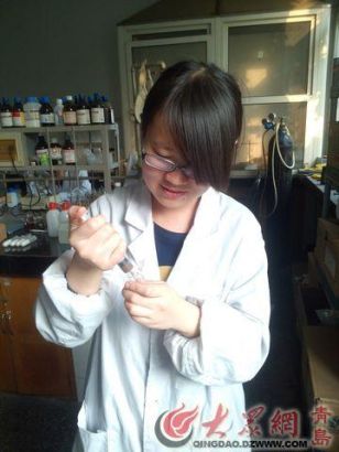 张彦彦在试验室做实验