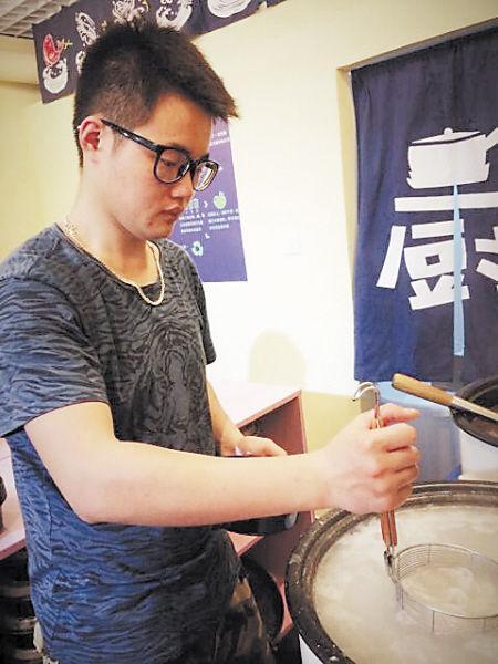 创业之初,张天一既是老板,有时又客串大厨。客人们大多不知道他是北大的硕士研究生。 张天一 供图 创业之初,张天一既是老板,有时又客串大厨。客人们大多不知道他是北大的硕士研究生。 张天一 供图