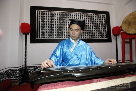 易波着汉服演奏古筝 易波着汉服演奏古筝