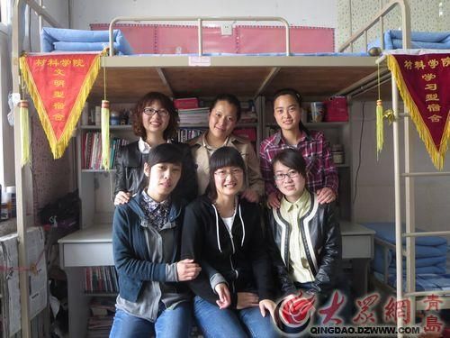 六个姐妹在寝室的合照