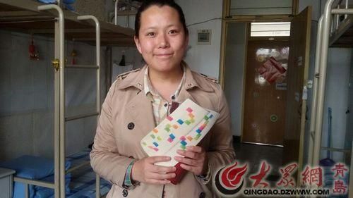 刘秋红给记者展示书本上的标签