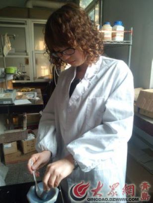 李金燕在实验室忙于毕业设计