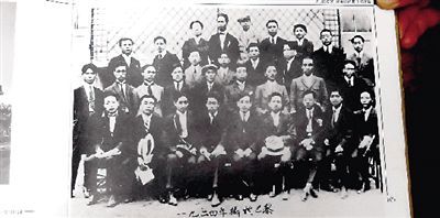 1924年，丁肇青(后排右二)与周恩来、邓小平等在巴黎合影。 郑州晚报 记者 石闯 通讯员 张晓彭 刘力果 图