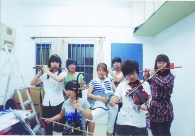 这个宿舍的女孩不仅成绩好，而且每人都会乐器。 蔡蕴琦 摄