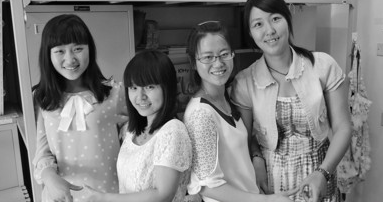 “学霸”宿舍四个女孩摆出了“心形”。左至右：宇超逸、陈佳、丛丽萍、田宛平。