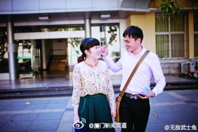 老婆终于走出考场,很开心。 老婆终于走出考场,很开心。