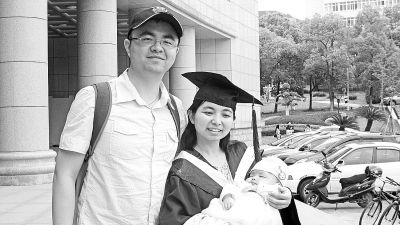 研三女生带女儿拍“全家福”毕业照