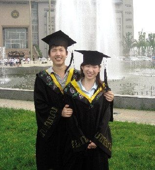 郑州大学化学系研究生黄帅帅和张卡卡