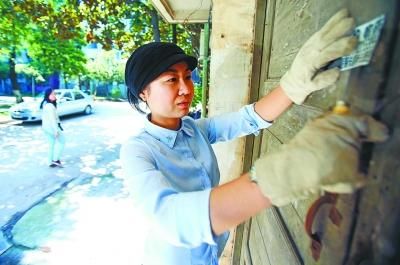 徐敏在刮“牛皮癣”。记者何晓刚 摄