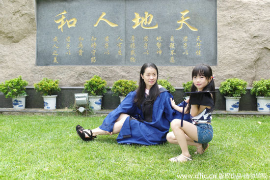 女硕士带女儿拍青春毕业照