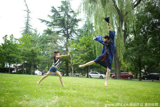 女硕士带女儿拍青春毕业照