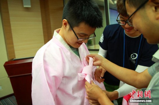 韩国大学生西安学包饺子　体验“舌尖上的中国”