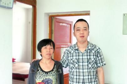 李会和儿子罗秋原。 李会和儿子罗秋原。