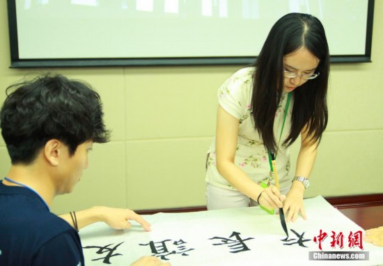 韩国大学生西安学包饺子　体验“舌尖上的中国”