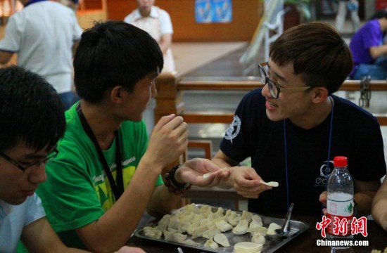 韩国大学生西安学包饺子　体验“舌尖上的中国”