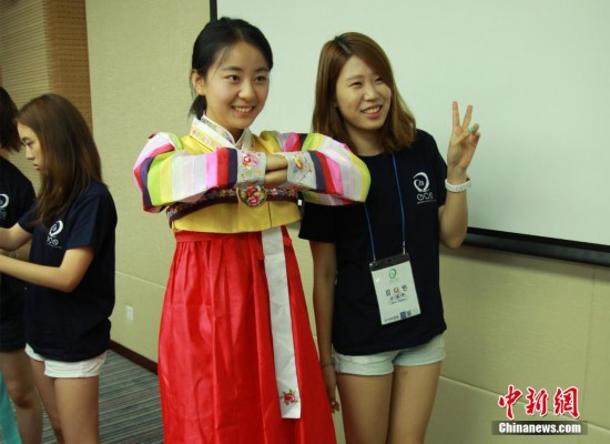 韩国大学生西安学包饺子　体验“舌尖上的中国”