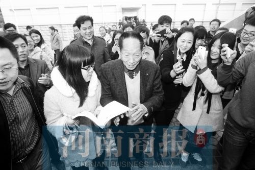 袁隆平身后，跟着大批热情的学生粉丝 河南商报记者吴静/文王春胜/图