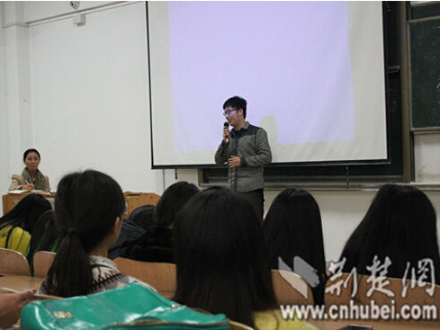 在王慧老师(左)的鼓励下,学生王立东(中)与同学交流学习心得(摄影 高唐星) 在王慧老师(左)的鼓励下,学生王立东(中)与同学交流学习心得(摄影 高唐星)