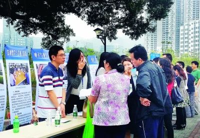 22日，南科大举行2015年(春)校园开放日活动，学生和家长在现场咨询。朱洪波 摄