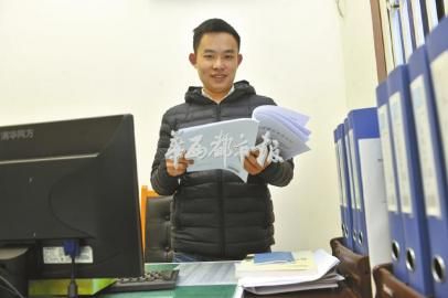 清华大学法律硕士毕业的蒋晓剑目前在县委办工作。 清华大学法律硕士毕业的蒋晓剑目前在县委办工作。