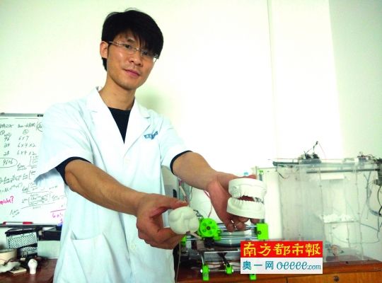 遵义医学院研究生向南都记者展示其用3D技术打印的牙齿和骨骼。 遵义医学院研究生向南都记者展示其用3D技术打印的牙齿和骨骼。