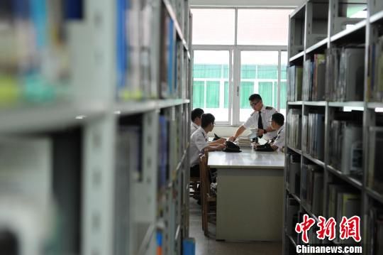 4人空闲时间泡图书馆巩固学习 张畅 摄 4人空闲时间泡图书馆巩固学习 张畅 摄