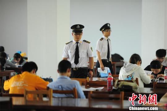 4人空闲时间泡图书馆巩固学习 张畅 摄 4人空闲时间泡图书馆巩固学习 张畅 摄