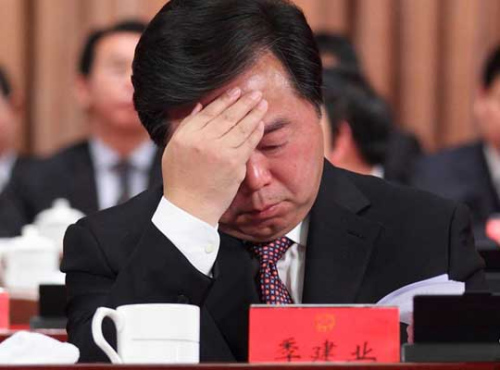 2013年10月,南京市原市长季建业因涉嫌严重违纪违法被调查,宣告了其政治生涯的结束,与此同时,随之而来的博士论文抄袭丑闻、官学暧昧等问题也在这位法学博士省部级高官落马后被媒体调查披露。(图片来源于网络)