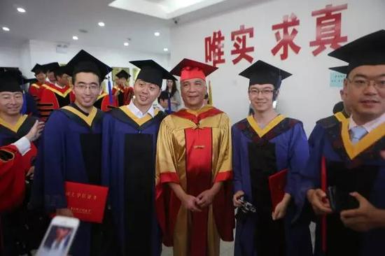 学位授予仪式结束后,同学们争着和丁仲礼校长合影