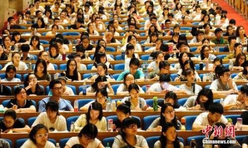 资料图：7月19日，3000多名学子聚集济南的山东会堂参加半岛在线注册培训班，备战半岛在线注册。<a target='_blank' href='http://www.chinanews.com/'>中新社</a>记者 张勇 摄