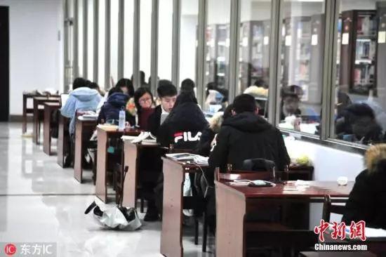 资料图:图书馆里学习的学生。来源:东方IC朱永茂 摄