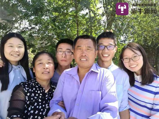 夫妻俩和刘燕(左一)刘相(右二)以及其朋友的合影