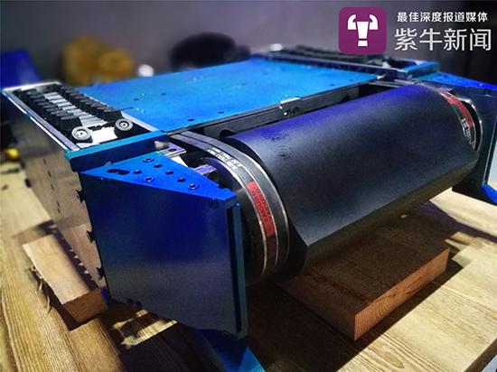 李蕴洲团队研发的格斗机器人“深海巨鲨”。