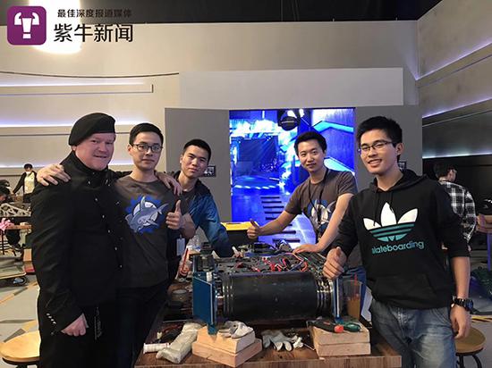 李蕴洲(最右)和团队成员们。如今核心成员身价过千万
